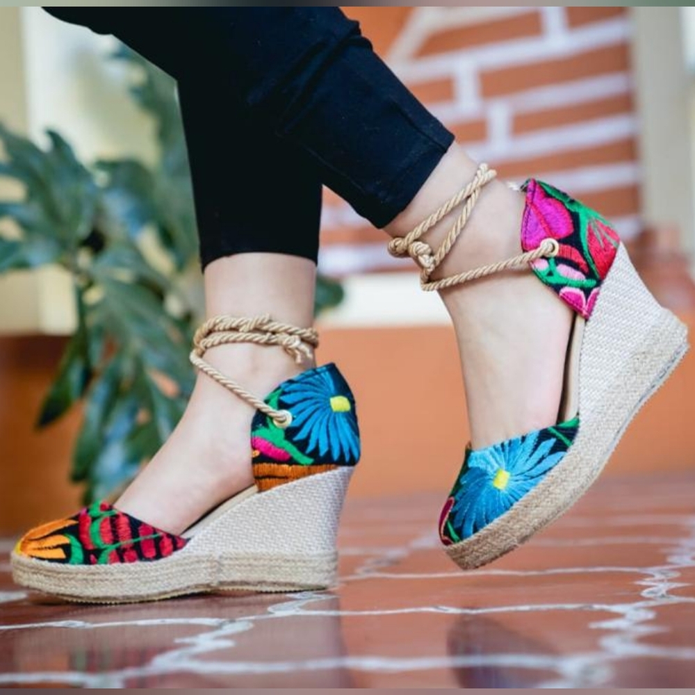 Beautiful Mexican Brand new shoes in size 7 usa in multicolor NWOT